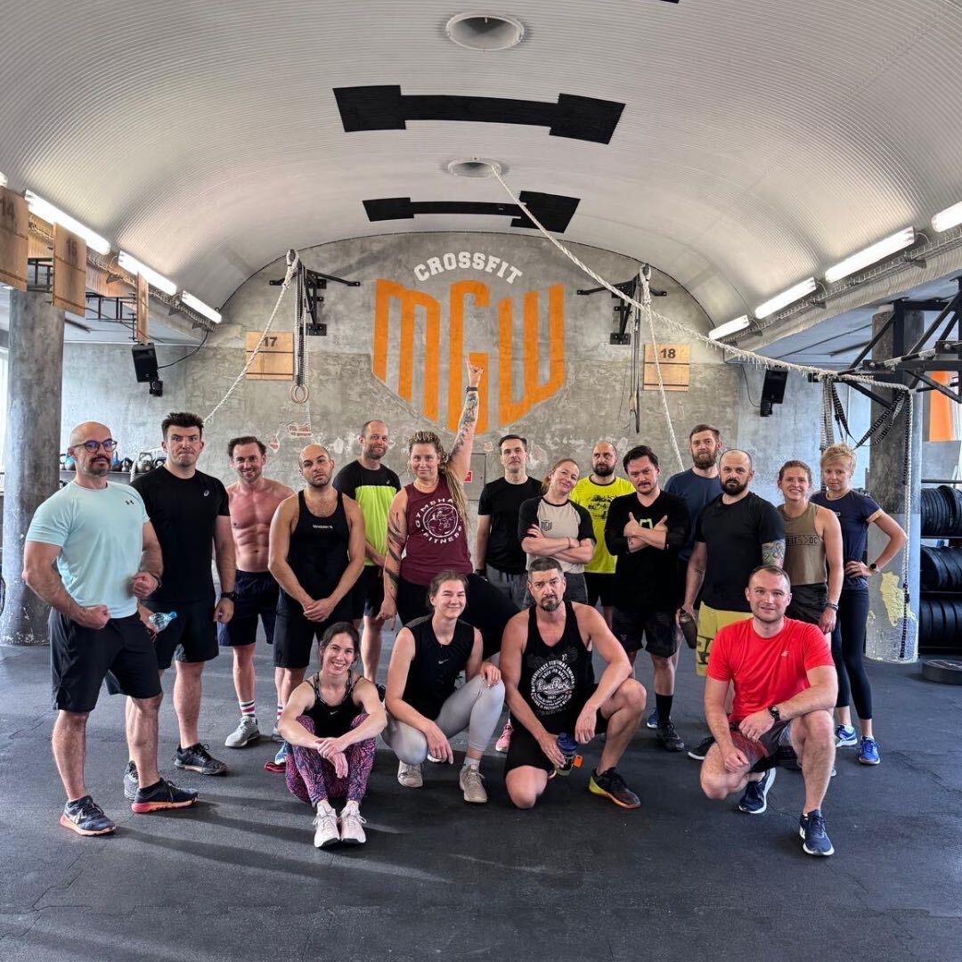 Grupa trenujących z trenerem pod logo CrossFit MGW w Main Gym Warsaw